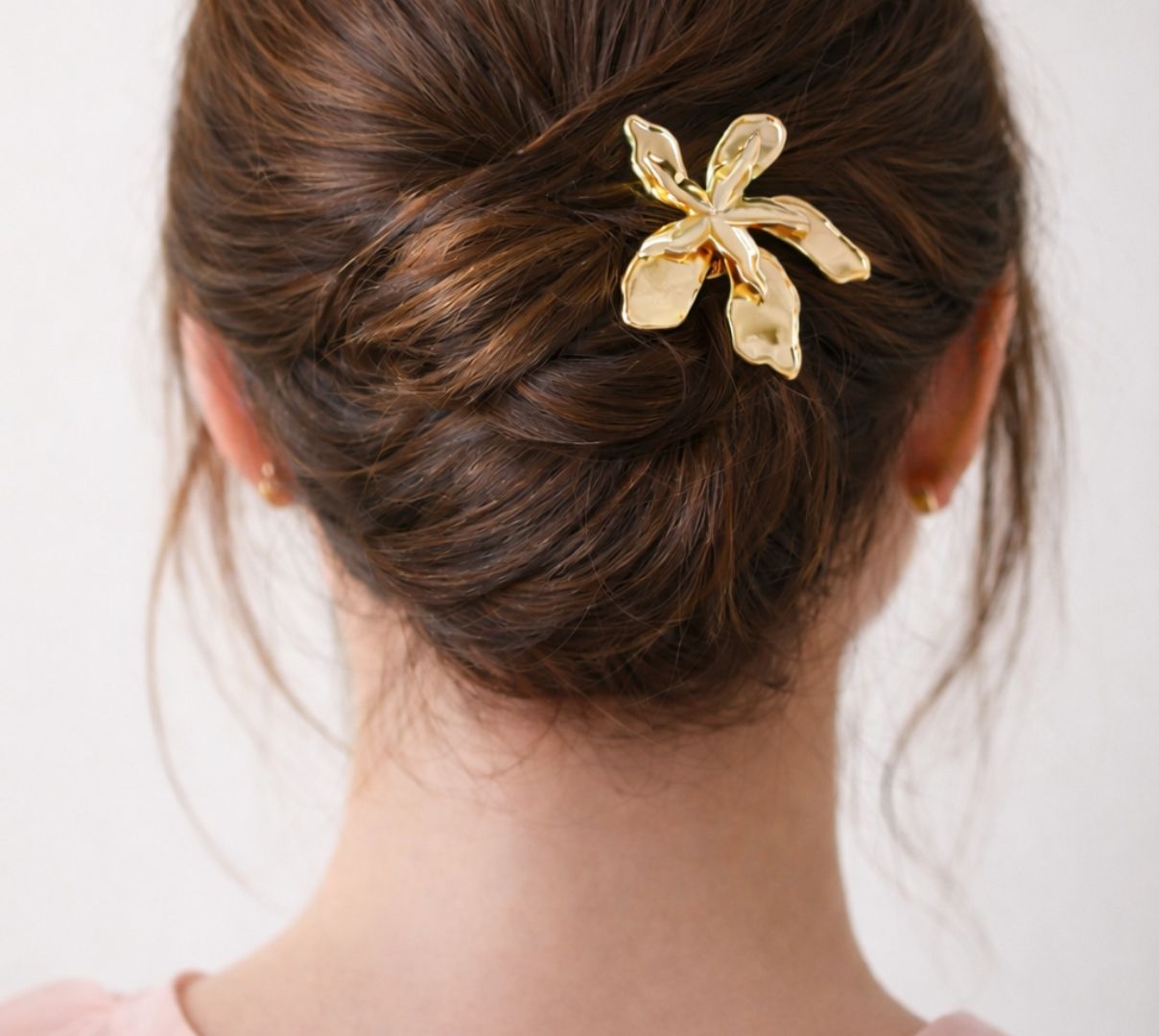 Kvinde med blomster-hårspænde i håret. Hårspændet er fra Glitter i Randers Storcenter